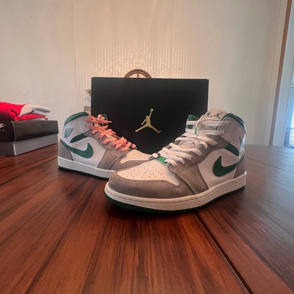 Air Jordan 1 Mid SE - Picture 4 of 5